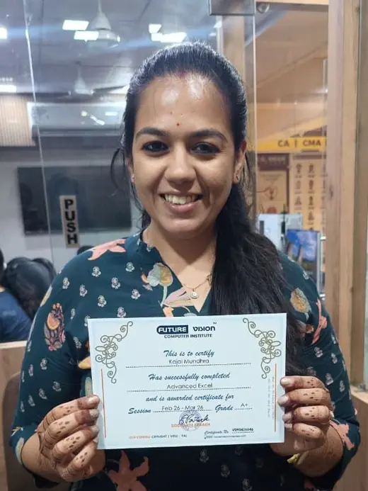 Kajal Mundhra holding her Future Vision certificate