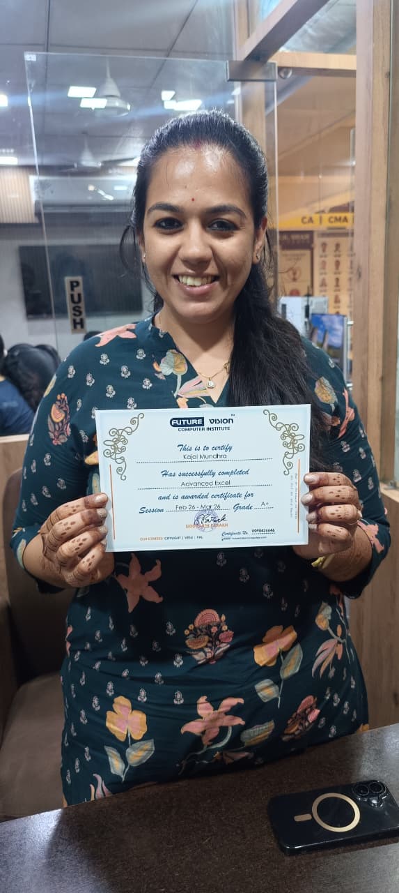 Kajal Mundhra holding her Future Vision certificate