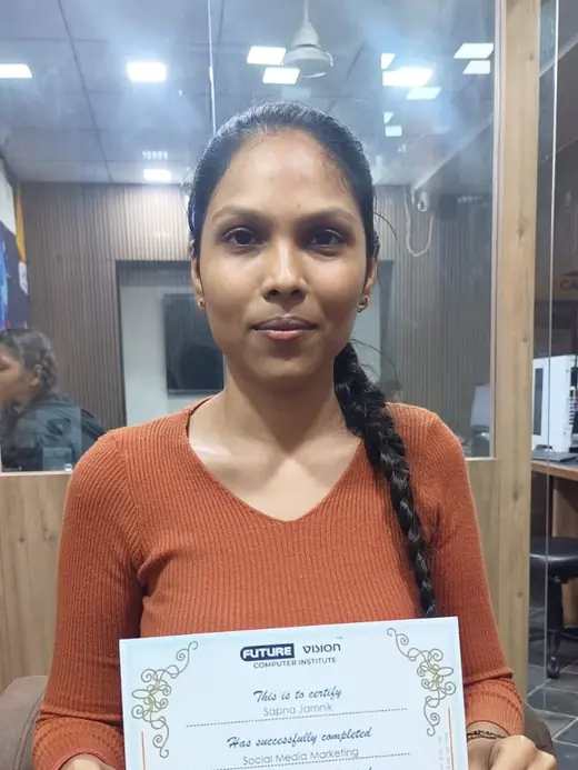 Sapna Jamnik holding her Future Vision certificate