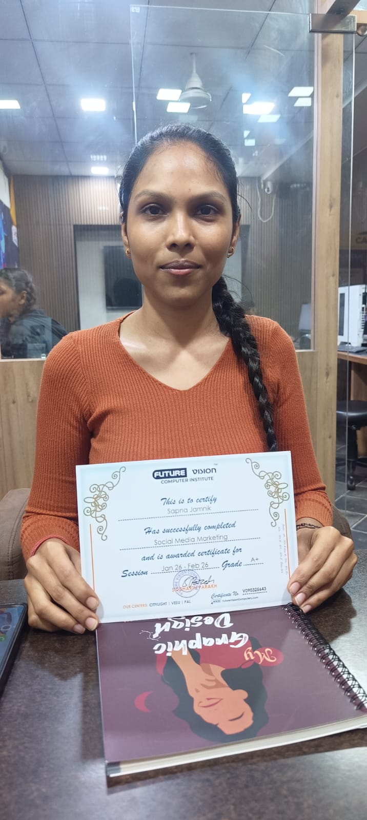 Sapna Jamnik holding her Future Vision certificate